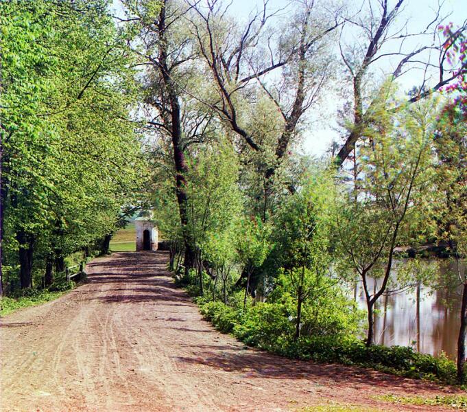 Главный въезд в усадьбу Л. Н. Толстого в мае 1908 года. 