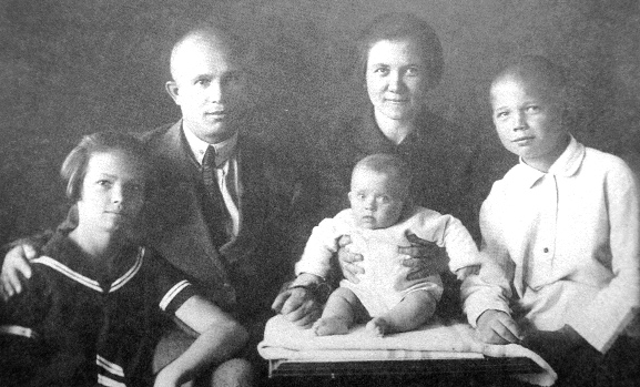 Семья Хрущевых (слева направо):Юлия, Никита Сергеевич, Нина Петровна с Радой на руках, Леонид. 1929 г.