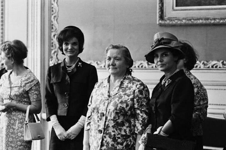 Жаклин Кеннеди (слева) и Нина Хрущева (в центре)