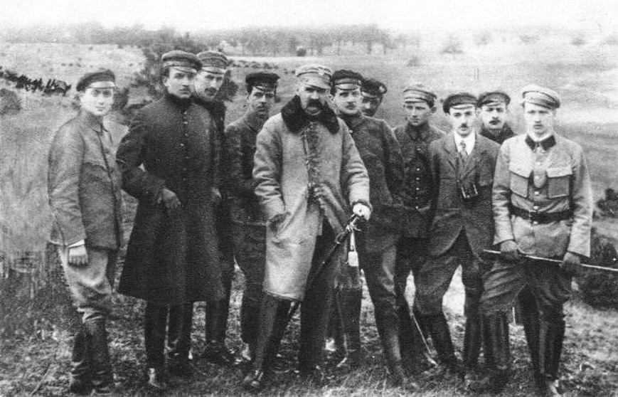 Ю. Пилсудский с членами Польской военной организации, 1917 год.