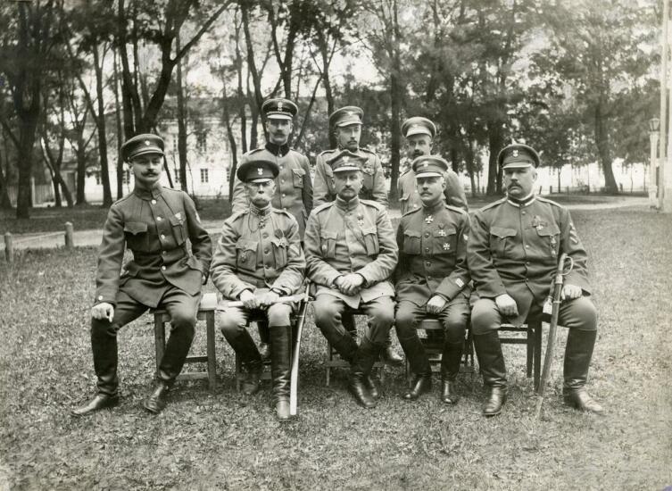 Генерал Довбор-Мусницкий (в центре) и штаб первого польского корпуса. 1918 г.