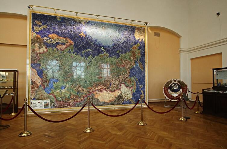 Карта и Государственный герб Союза Советских Социалистических Республик с 1958 по 1991 гг. Изготовлены из природных камней и хранятся в музее ВСЕГЕИ в Санкт-Петербурге