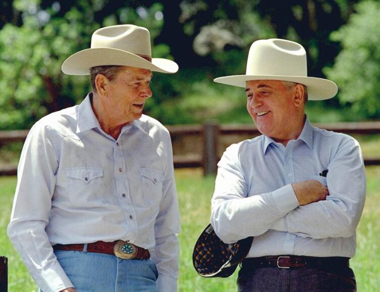 Рональд Рейган и Михаил Горбачёв на ранчо Рейганов, 1992 г.
