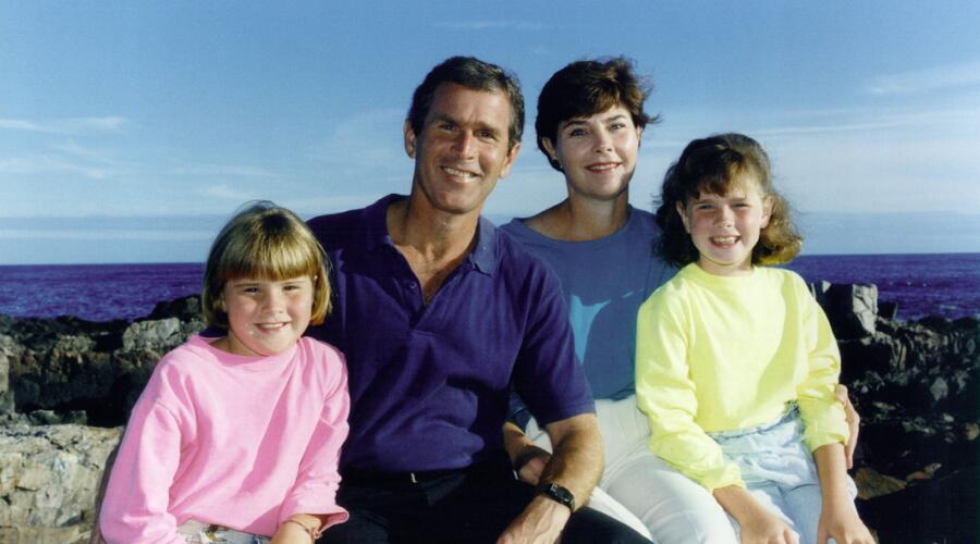 Джордж Буш со своими дочерьми-близняшками и женой, 1990 г.