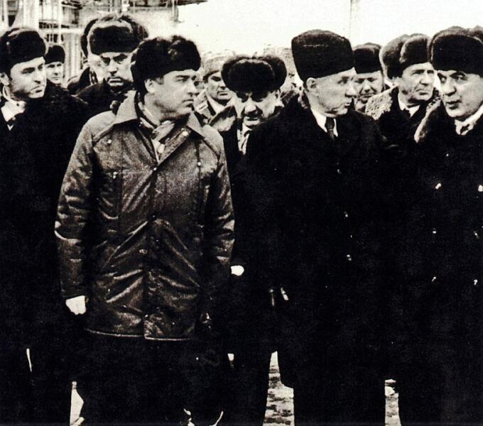 В. С. Черномырдин (слева) и А. Н. Косыгин (в центре) на Оренбургском газзаводе, 1975 г.