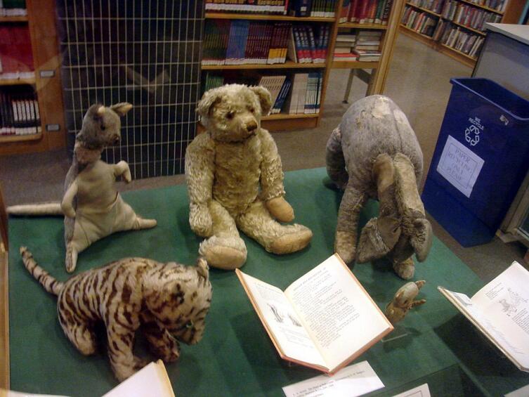 Подлинные игрушки Кристофера Робина: Тигра, Кенга, Пух, Иа-Иа и Пятачок. Нью-Йоркская публичная библиотека