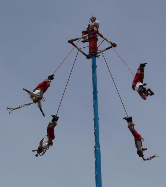 Тотонаки из штата Веракрус выполняют традиционный ритуал «летунов»