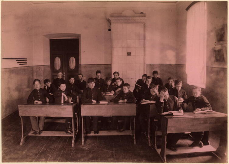 Классная комната Александровского реального училища, 1889 г.