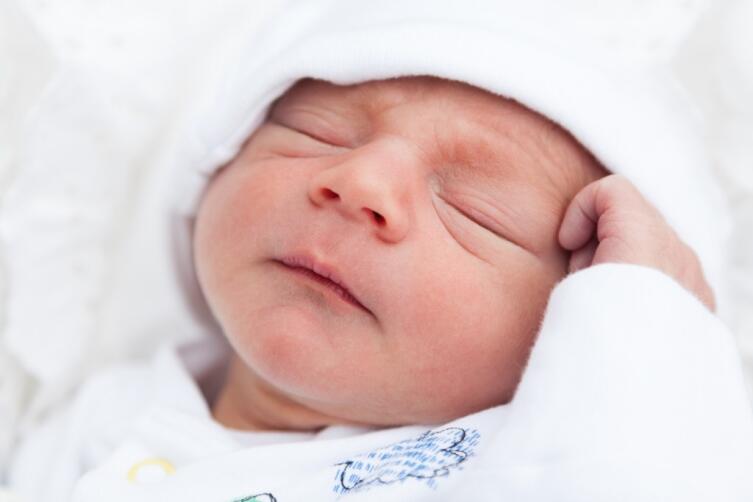 Какими суевериями «оберегают» новорождённых?