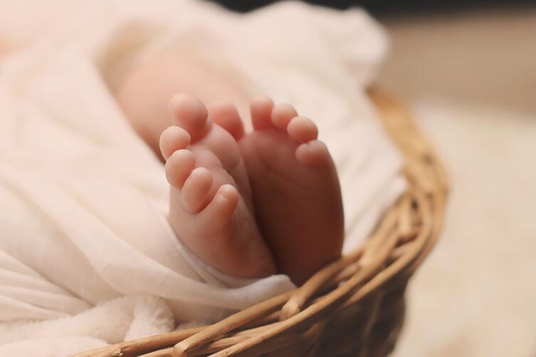 Какими суевериями «оберегают» новорождённых?