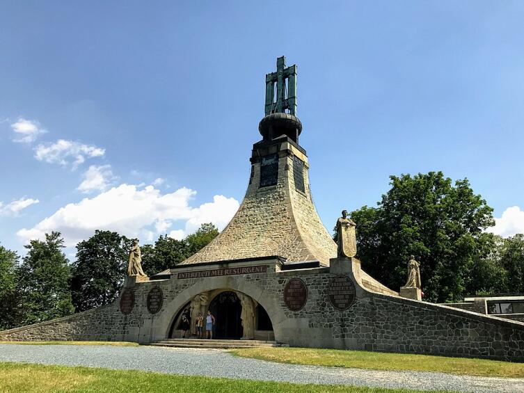 Мемориал «Мавзолей мира» у села Праце на месте сражения под Аустерлицем на Пратецких высотах.