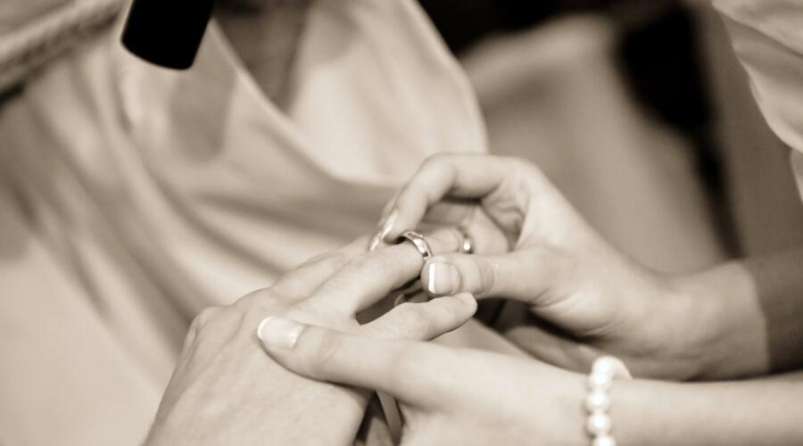 Всегда ли нужно менять девичью фамилию после вступления в брак?