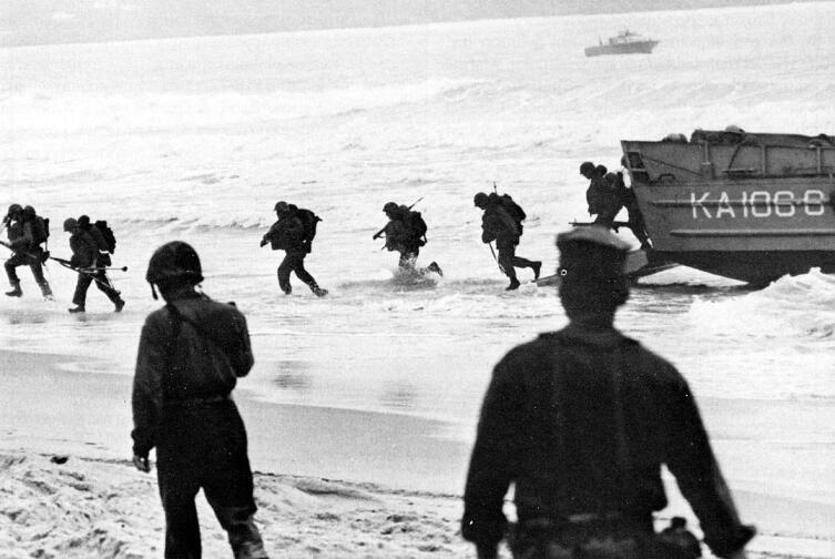 Солдаты 3-го батальона 9-го полка морской пехоты высаживаются в районе Дананга. 8 марта 1965 г.