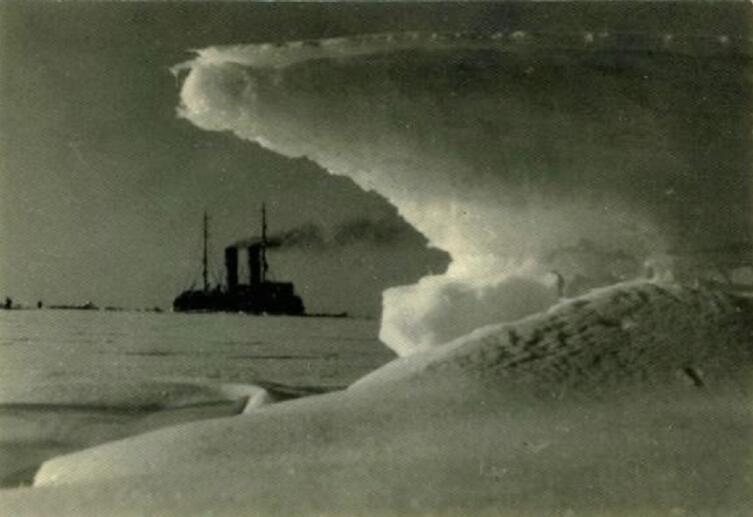 Ледокол «Красин» идёт по Северному морскому пути. Фото С. Н. Струнникова, 1933 г.