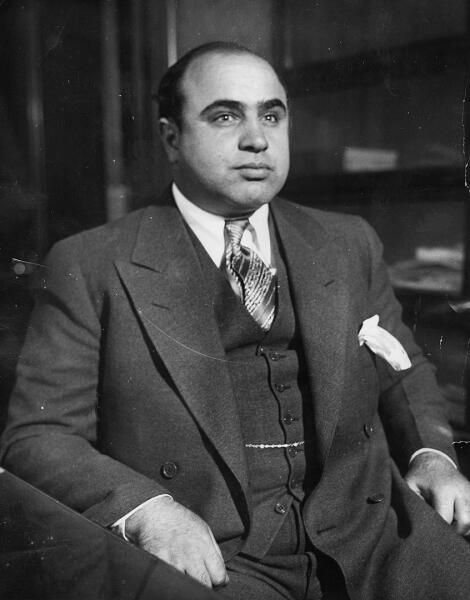 1930 год, Аль Капоне в Чикагском детективном бюро после его ареста по обвинению в «бродяжничестве»