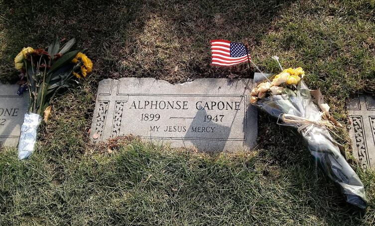 Могила Аль Капоне на кладбище Маунт-Кармел, Хиллсайд, Иллинойс