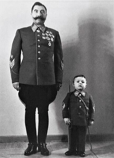 Маршал Будённый с сыном Сергеем Маршал Будённый с сыном Сергеем