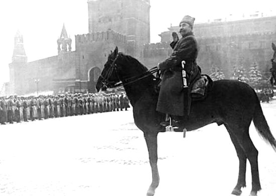 Военный парад на Красной площади 7 ноября 1941 г. Принимает парад член Ставки Верховного Главнокомандования Маршал Советского союза С. М. Будённый. С этого парада войска уходили прямо на передовые позиции для защиты Москвы