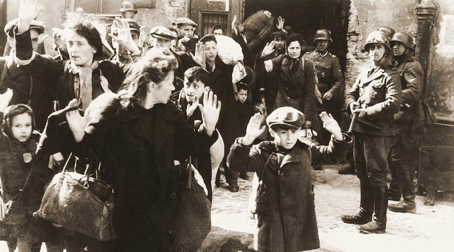 Арест евреев во время восстания в Варшавском гетто. Маленький мальчик впереди — вероятно, Цви Нуссбаум