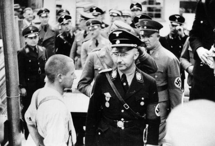 Гиммлер (спереди справа) посещает концентрационный лагерь Дахау, 1936 г.
