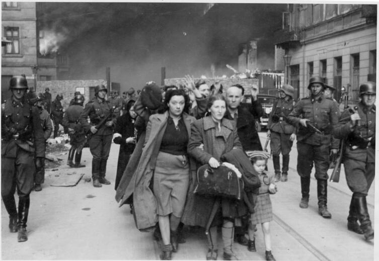 Евреев сгоняют в Варшавское гетто