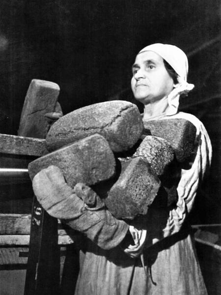 Рабочая хлебозавода № 61 имени А. Е. Бадаева Эмилия Чибор укладывает хлеб в ящики для отправки в магазин в блокадном Ленинграде, 1942 г.