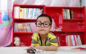 ​С какого возраста учить ребенка читать?