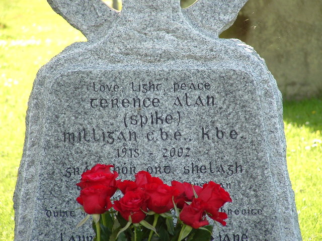 Надгробие над могилой писателя