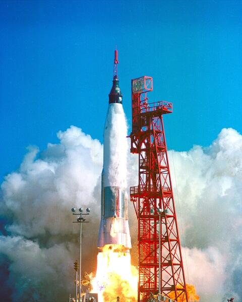 Старт ракеты Меркурий-Атлас-7, выведшей на орбиту Джона Гленна.