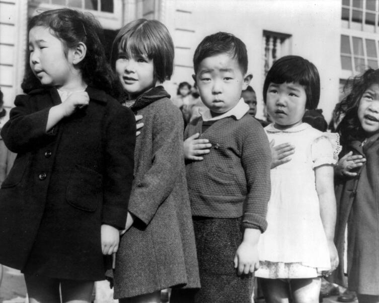 Дети средней школы Вэйл в Сан Франциско произносят клятву верности американскому флагу перед интернированием, апрель 1942 г.
