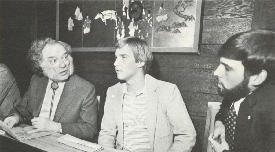 Айзек Азимов (слева) со студентами