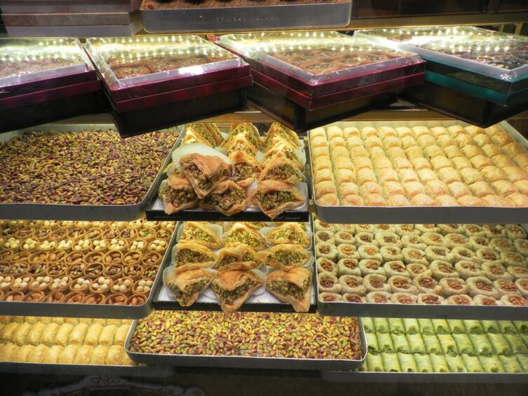 Восточные сладости на турецком рынке