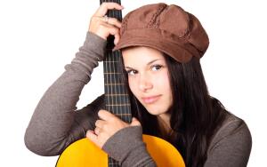 Как научиться играть на гитаре, не выходя из дома?