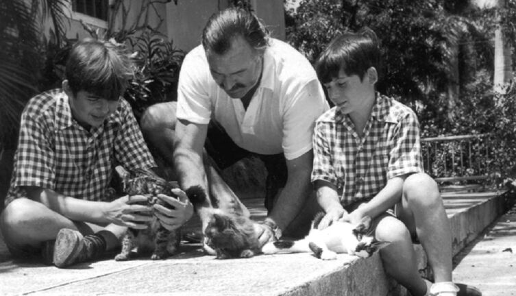 Э. Хемингуэй с сыновьями и котами