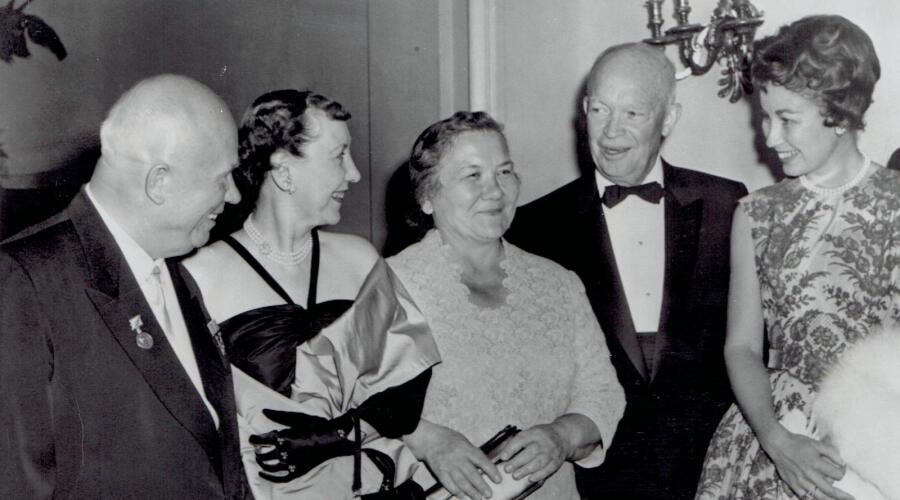 Хрущёв и Эйзенхауэр с супругами в советском посольстве в США, 17 сентября 1959 года
