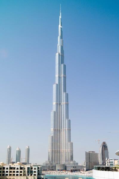 Небоскреб Бурдж-Халифа, самое высокое строение в мире (828 м, Дубаи).