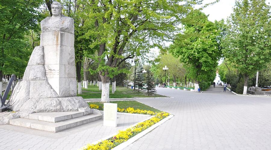 Памятник А. Г. Головко в городе Прохладном