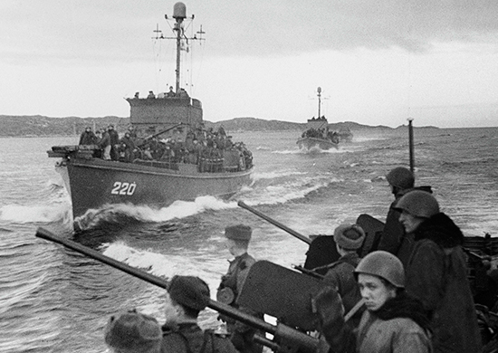 Морские пехотинцы Северного флота на борту ленд-лизовских больших охотников типа SC (на переднем плане БО-220, бывший SC-1490). Петсамо-Киркенесская операция, 1944 г.