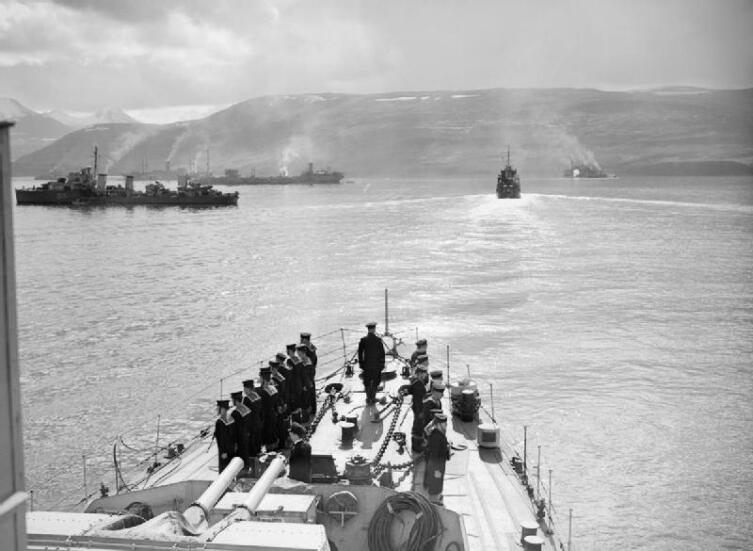 Корабли конвоя PQ-17 незадолго перед отправкой из Хвальфьорда, Исландия. Слева британский эсминец HMS Icarus, за ним советский танкер «Азербайджан»