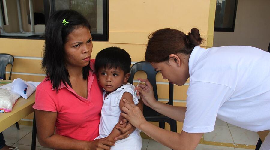 Ребёнка вакцинируют против кори