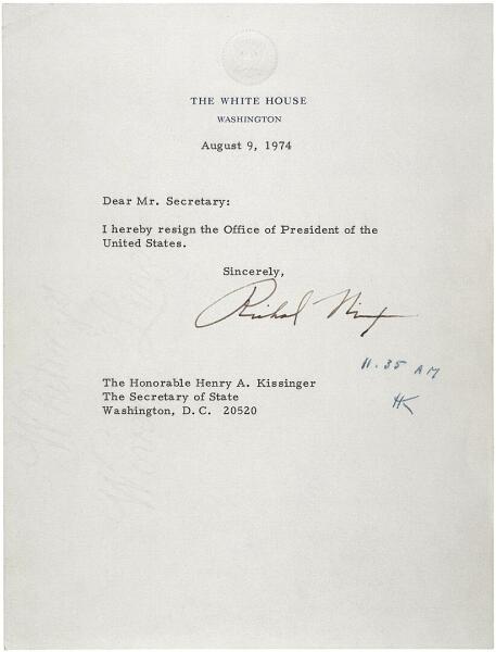 «Достопочтенному Генри А. Киссинджеру, Государственному секретарю. Уважаемый Государственный секретарь, настоящим я оставляю должность президента Соединённых Штатов. С уважением, Ричард Никсон. 9 августа 1974 г.»