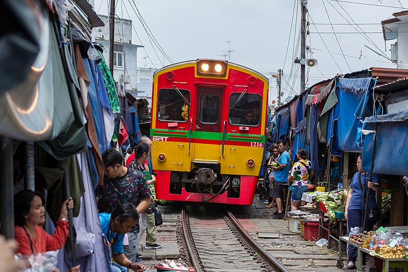 Железная дорога в Маеклонг в Таиланде