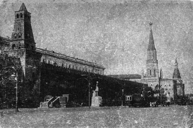 Красная площадь с трибуной и памятником Рабочему