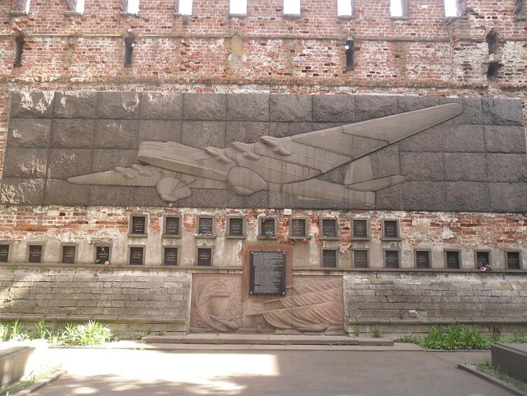 Мемориальная стена на Новодевичьем кладбище