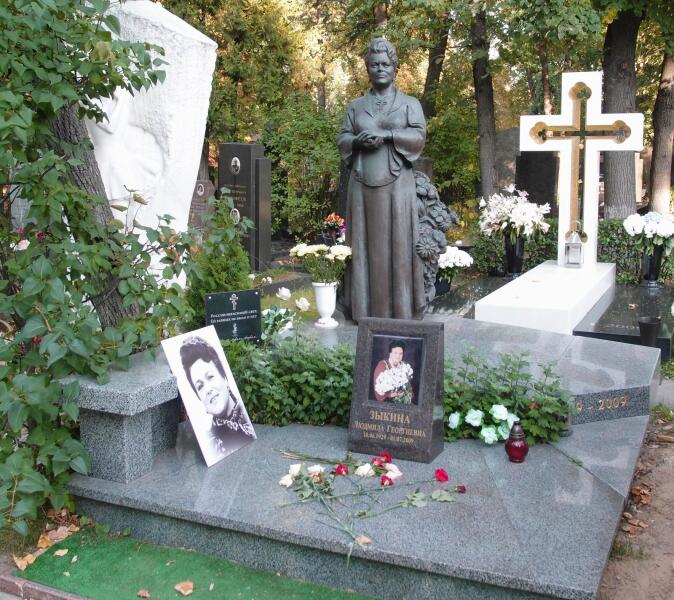 Могила Людмилы Зыкиной на Новодевичьем кладбище Москвы