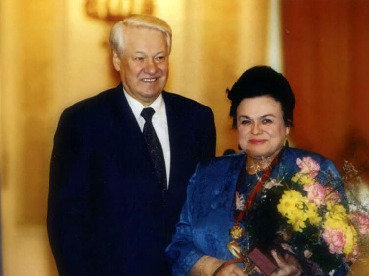 Президент России Борис Ельцин вручает Людмиле Зыкиной орден «За заслуги перед Отечеством» III степени. 27 марта 1997 г.