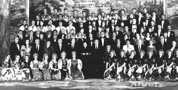 Ким Ир Сен, Людмила Зыкина, солисты Киевской оперетты Александр Трофимчук, Людмила Маковецкая, ансамбль Ким Ир Сен, Людмила Зыкина, солисты Киевской оперетты Александр Трофимчук, Людмила Маковецкая, ансамбль