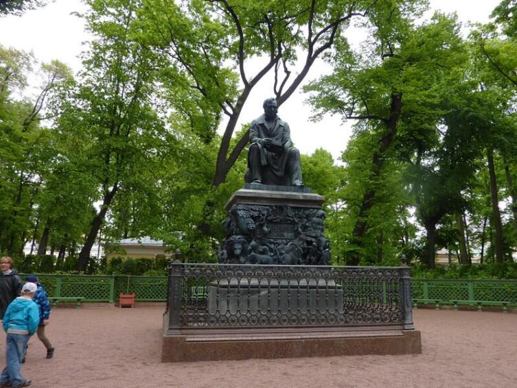 Памятник  дедушке Крылову стоит на прежнем месте