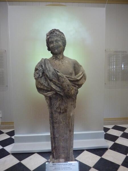 Древняя скльптура Вакха  выставлена в Голубятне