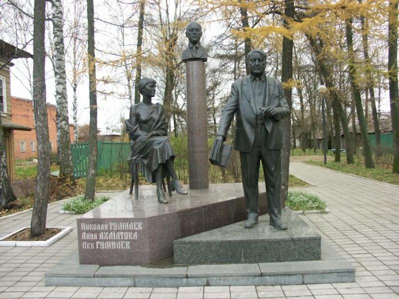 Памятник Анне Ахматовой, Николаю и Льву Гумилевым в Бежецке